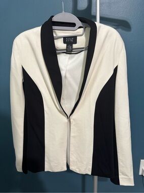 DM Two-Tone Black and Ivory Open-Front Blazer
